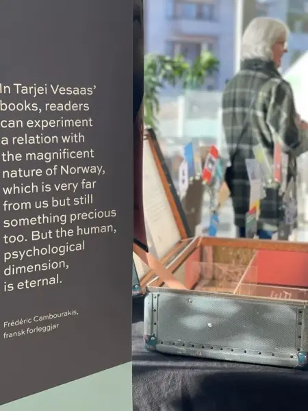 Frå utstillinga Vesaas i verda. Plansje, koffert, publikum.