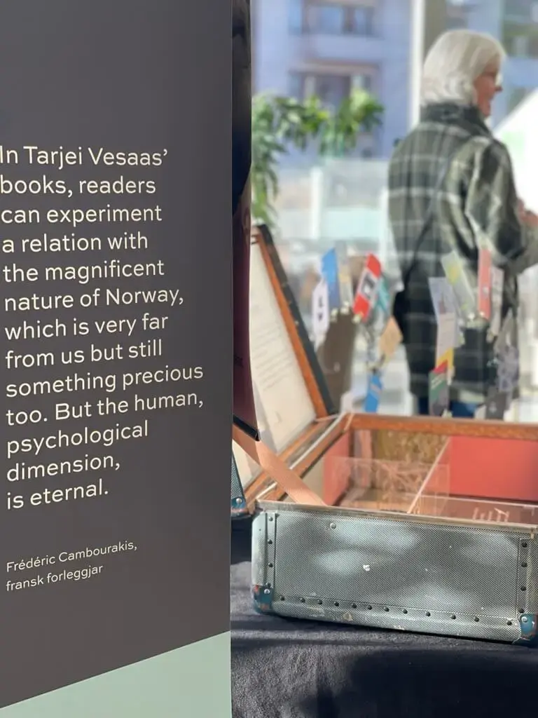 Frå utstillinga Vesaas i verda. Plansje, koffert, publikum.