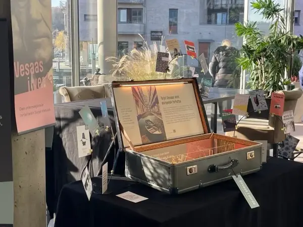 Open koffert frå utstillinga Vesaas i verda