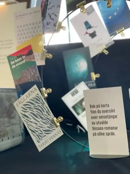 Frå utstillinga Vesaas i verda. Fleire ulike kort festa med klemmer på ein streng.