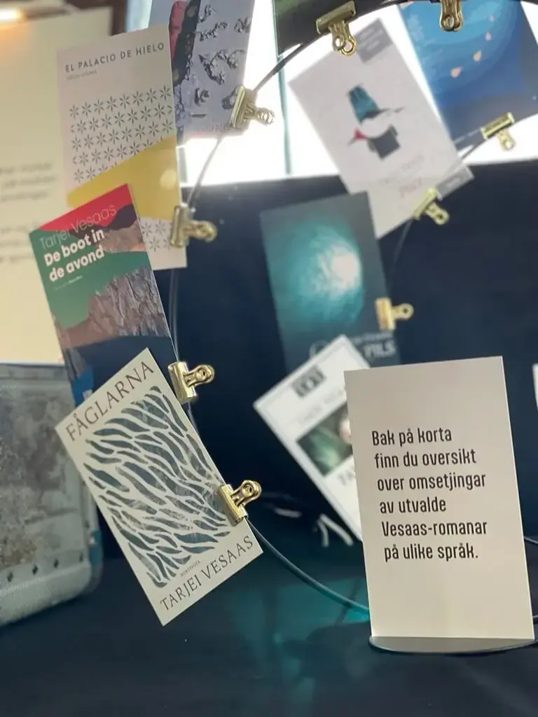 Frå utstillinga Vesaas i verda. Fleire ulike kort festa med klemmer på ein streng.