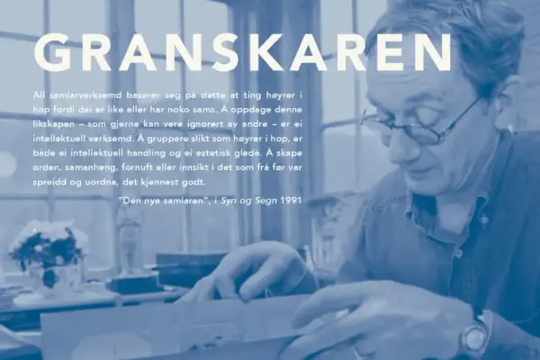 Plansje "Granskaren" frå utstillinga med foto av Økland som blar i ei biletbok. 