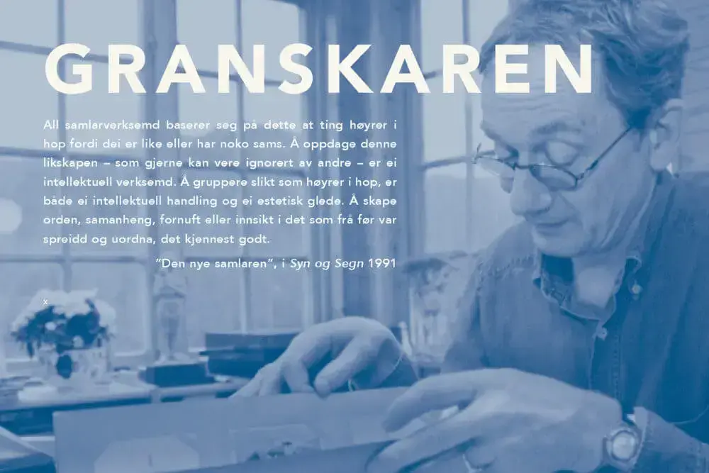 Plansje "Granskaren" frå utstillinga med foto av Økland som blar i ei biletbok. 