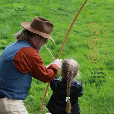 En cowboy i vest og hatt viser ei jente med lang flette å skyte med pil og boge