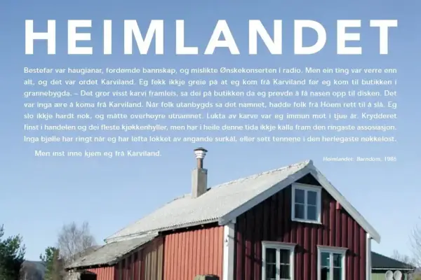 Plansje med tittelen Heimlandet og foto av eit raudt eldre hus.