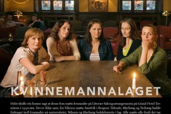 Plansje med stort foto av fem forfattarar rundt eit bord, alle alvorsame kvinner