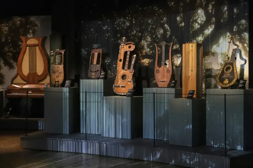 Sju harpeinstrumenter stilt ut.