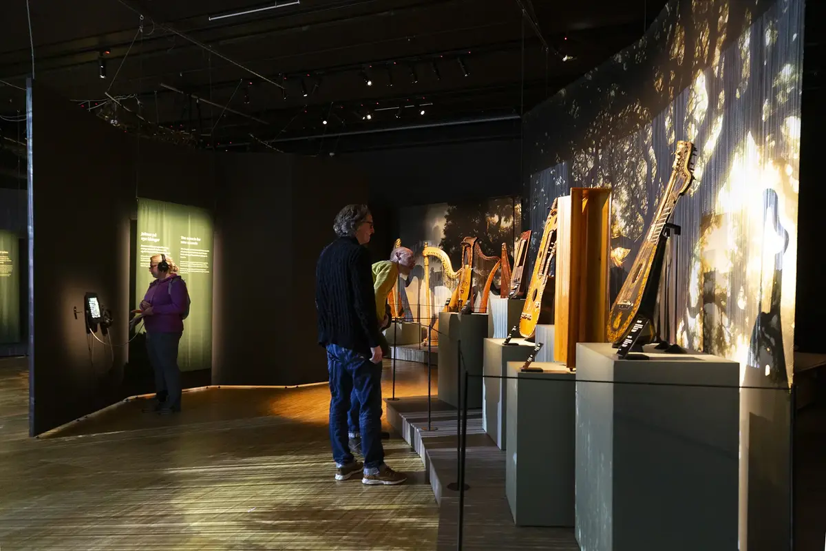 To personer som ser på instrumenter.