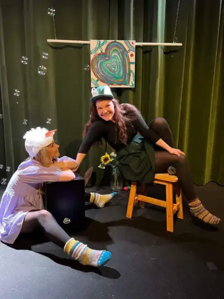 To skodespelarar i dyrekostymar