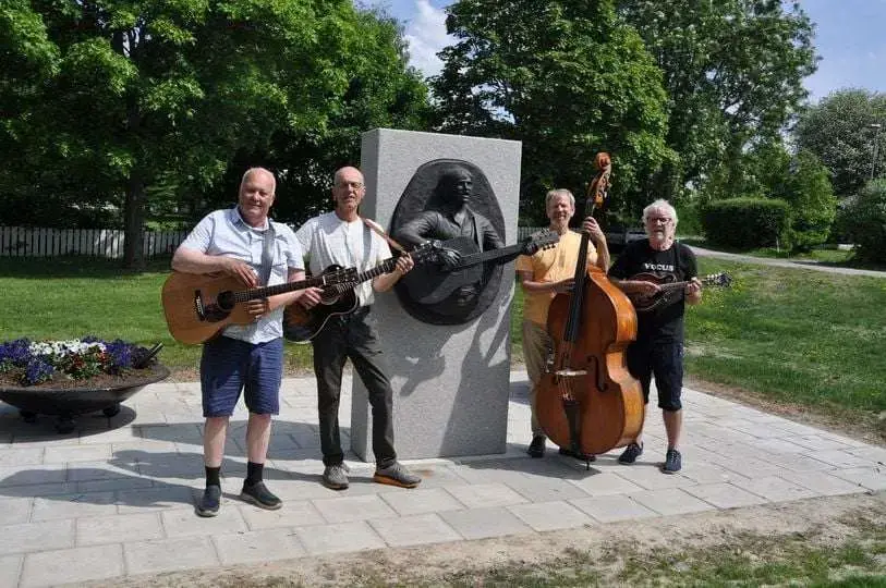 Bergtatte ved minnesmerke over Stein Ove Berg