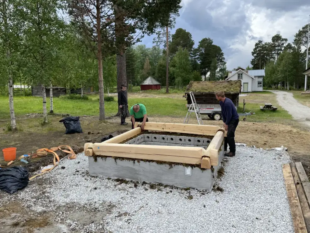 To menn jobber med grunnmuren til det som skal bli et lekehus