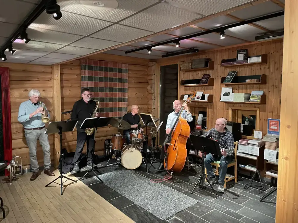 En gruppe med eldre menn spiller på diverse jazz-instrumenter 