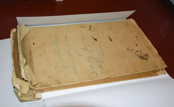 En bunke med gamle papirer med løkkeskrift