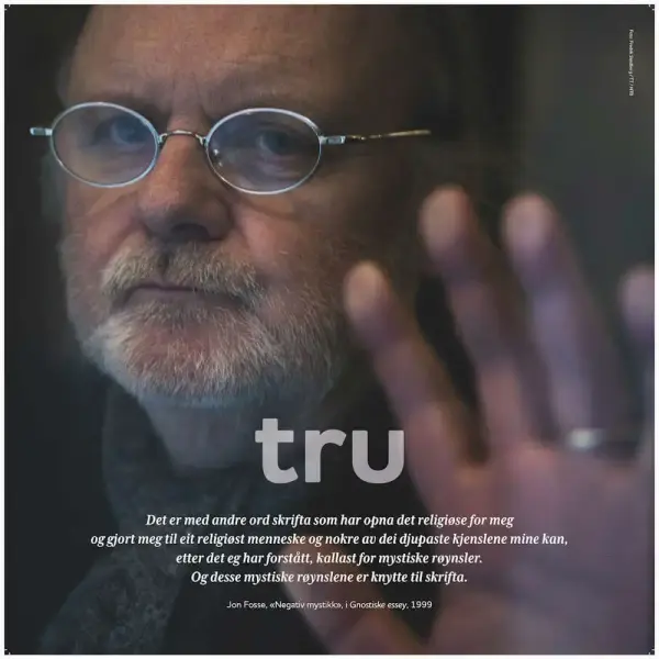 Plansje med teksten tru og bilete av Jon Fosse