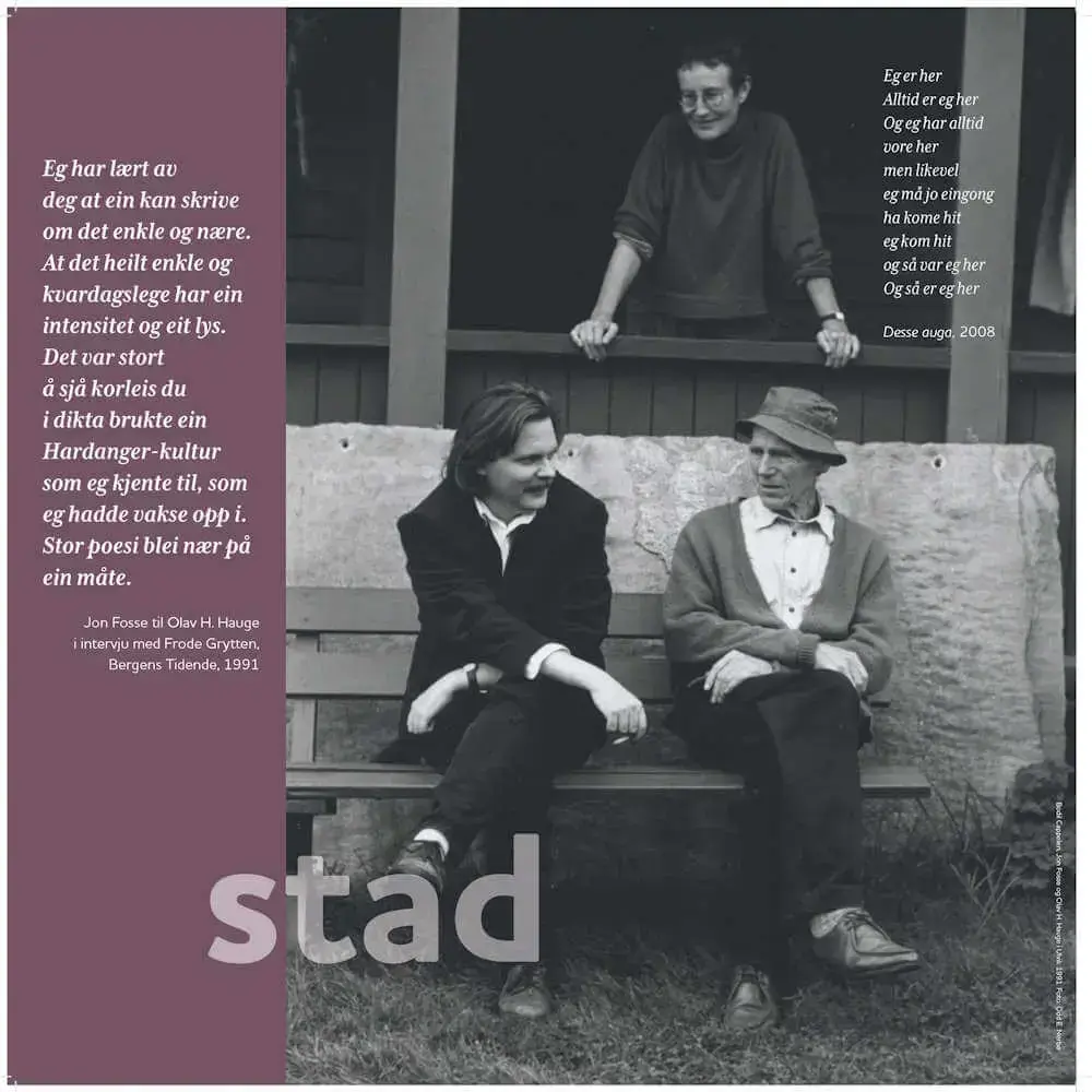 Plansje med teksten stad og bilete av Jon Fosse, Olav H. Hauge og Bodil Cappelen