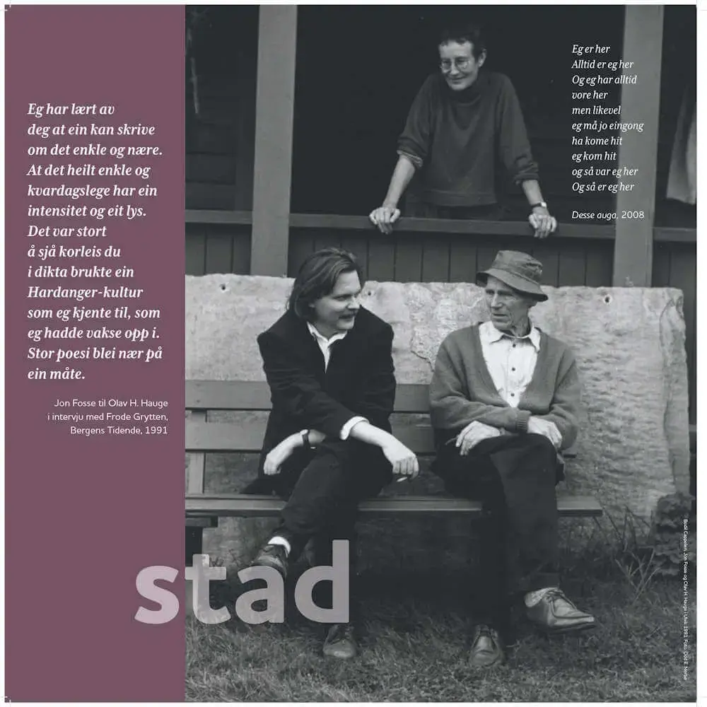 Plansje med teksten stad og bilete av Jon Fosse, Olav H. Hauge og Bodil Cappelen