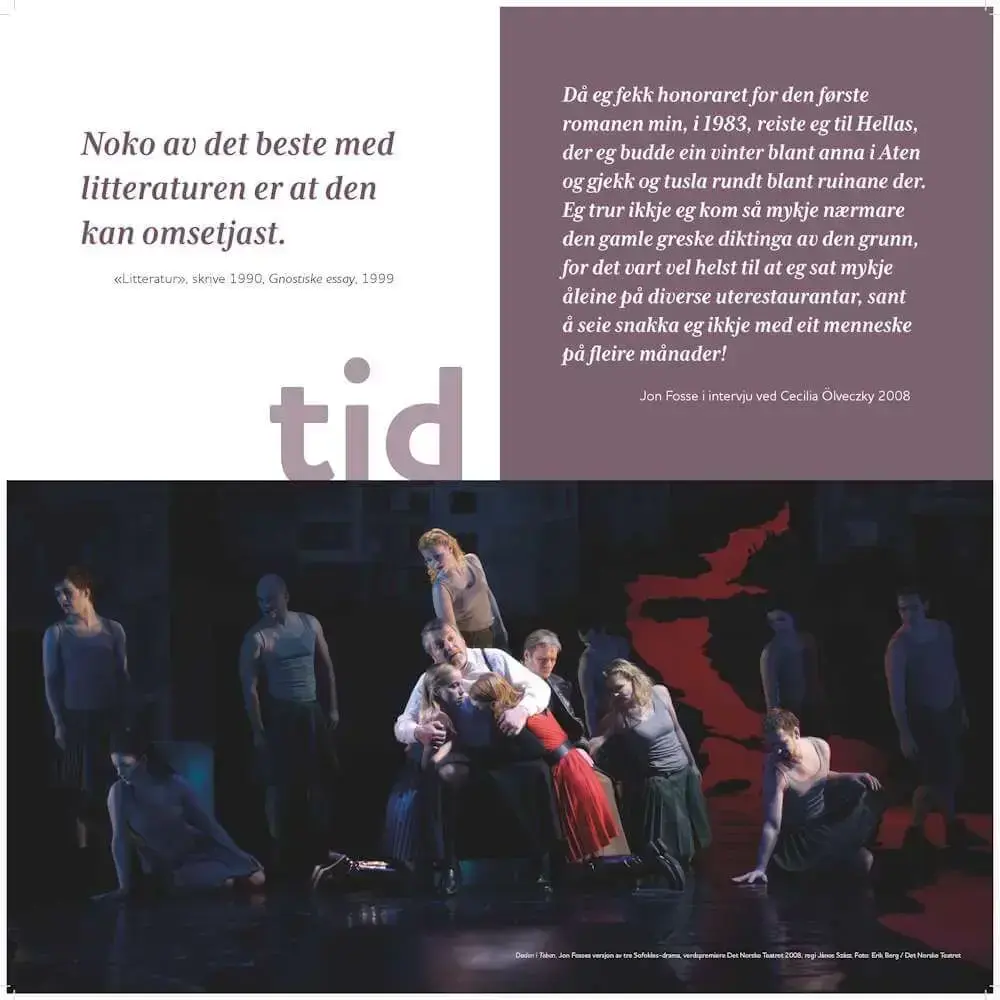 Plansje med teksten tid og bilete frå framføringa av teaterstykket Døden i Teben