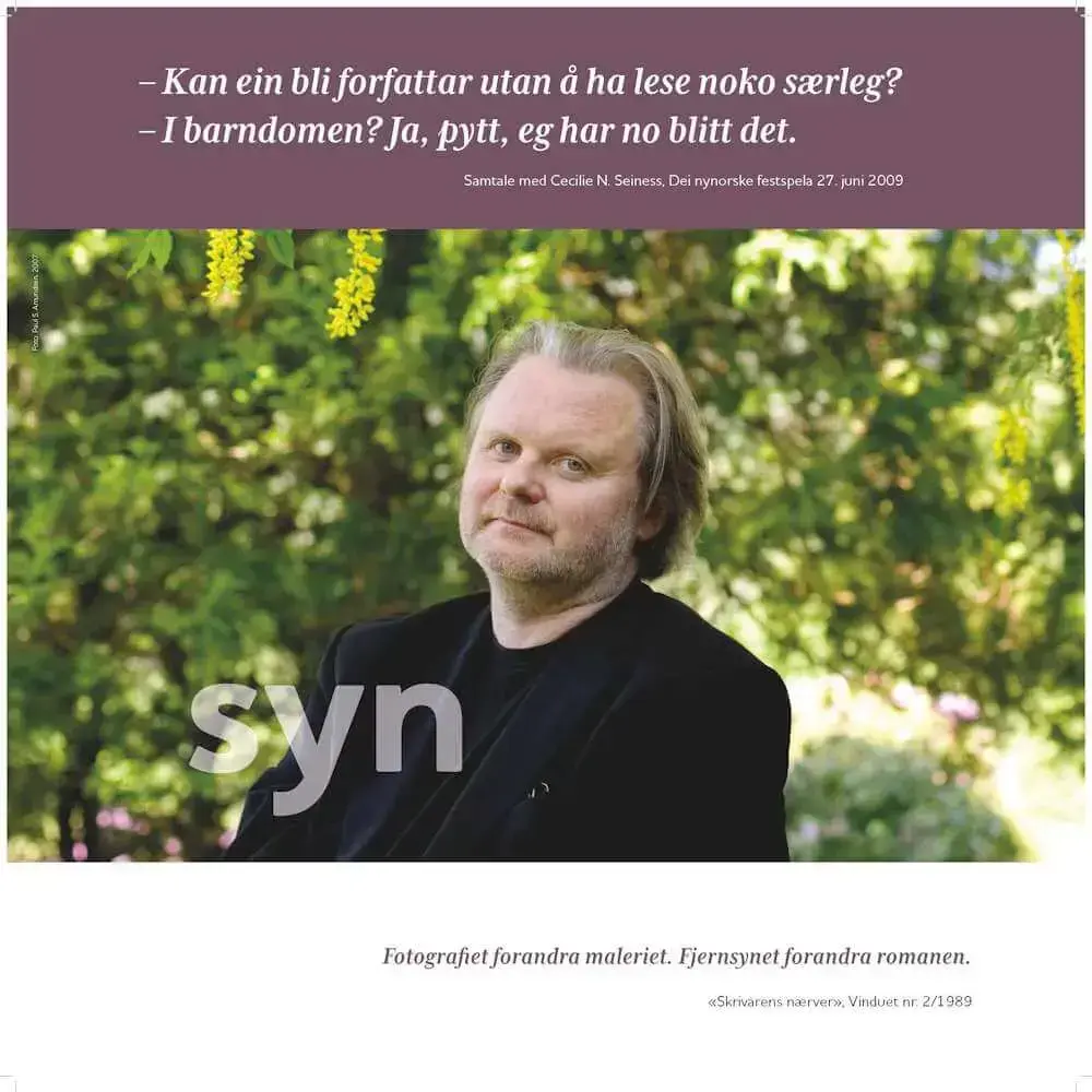 Plansje med teksten syn og bilete av Jon Fosse