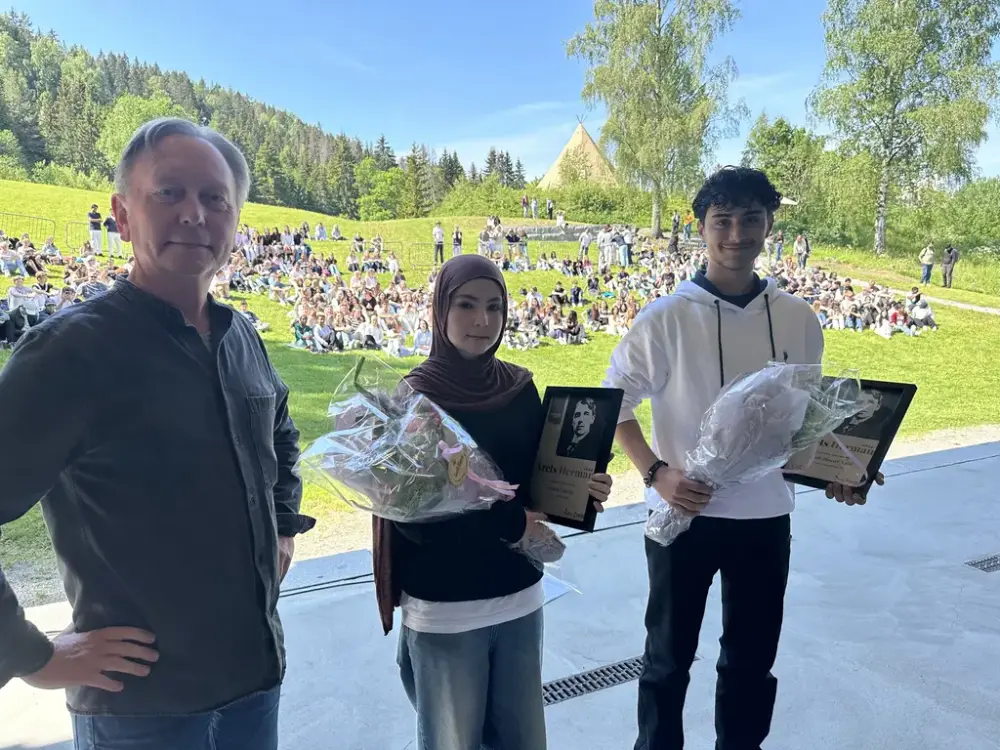 Årets Herman 2024. Første- og andreplass, sammen med juryleder Øivind Hånes.