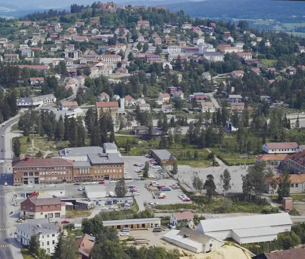 Flyfoto av blant annet Kongsvinger rådhus, byparken og festningen.