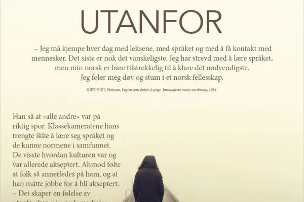 Plansje med tittelen UTANFOR tekstutsnitt og del av ein mørkkledd person på veg ut i eit tomrom bort frå kamera.