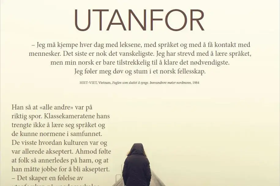 Plansje med tittelen UTANFOR tekstutsnitt og del av ein mørkkledd person på veg ut i eit tomrom bort frå kamera.
