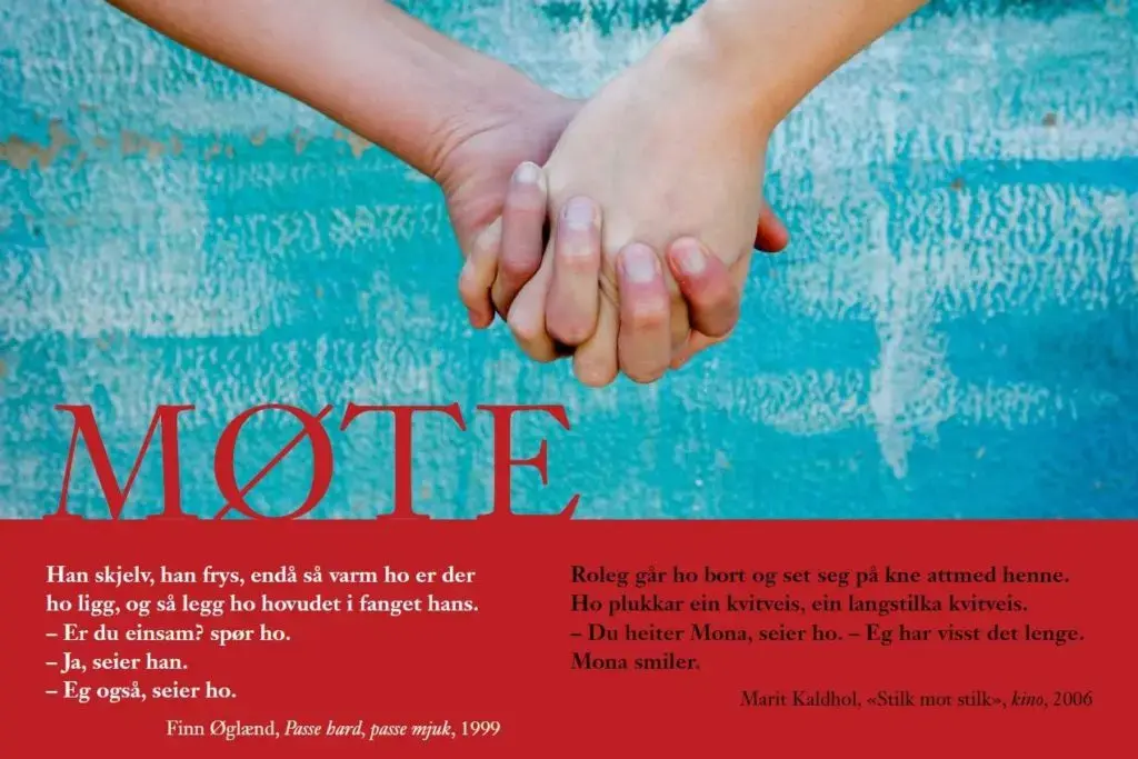 To som leier kvarandre med samanfletta fingrar. Tekstutdrag på knall raud bakgrunn. Overskrifta MØTE i raudt mot turkis murvegg.