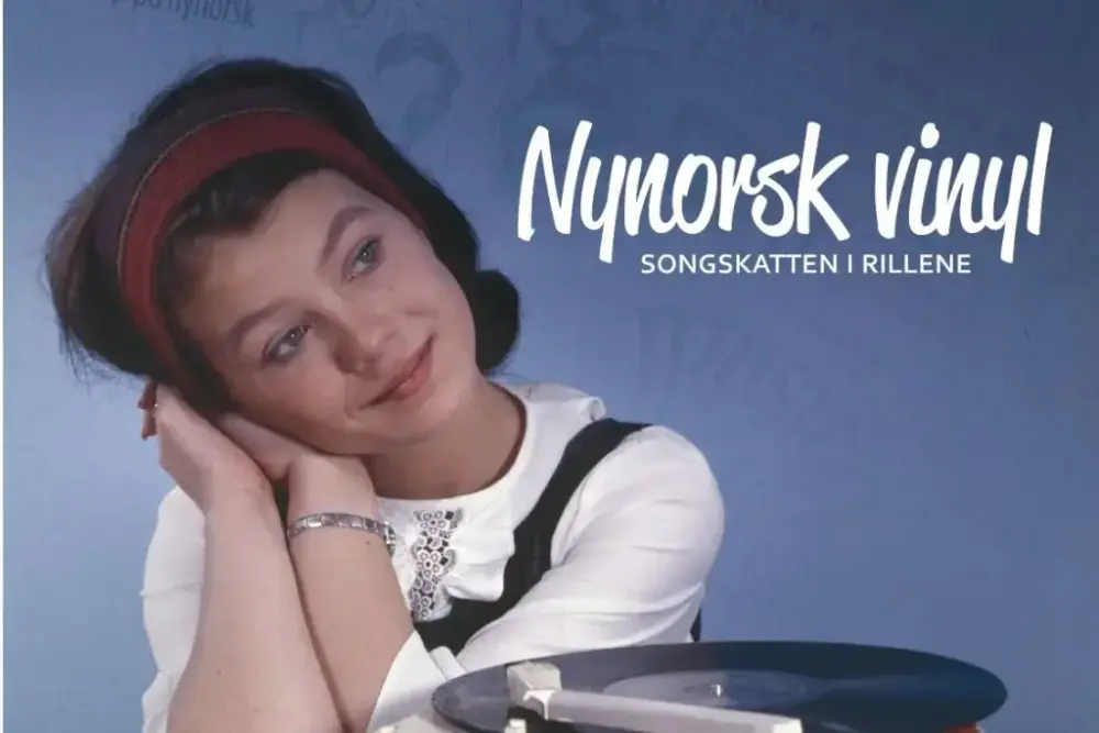 Kvinne med 70-talsfrisyre og klestil ved sidan av LP-platespelar. Tittel: "Nynorsk vinyl. Songskatten i rillene" i kvit handskriftinspirert font.
