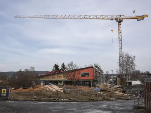 Heisekran over det tette nybygget på Domkirkeodden.