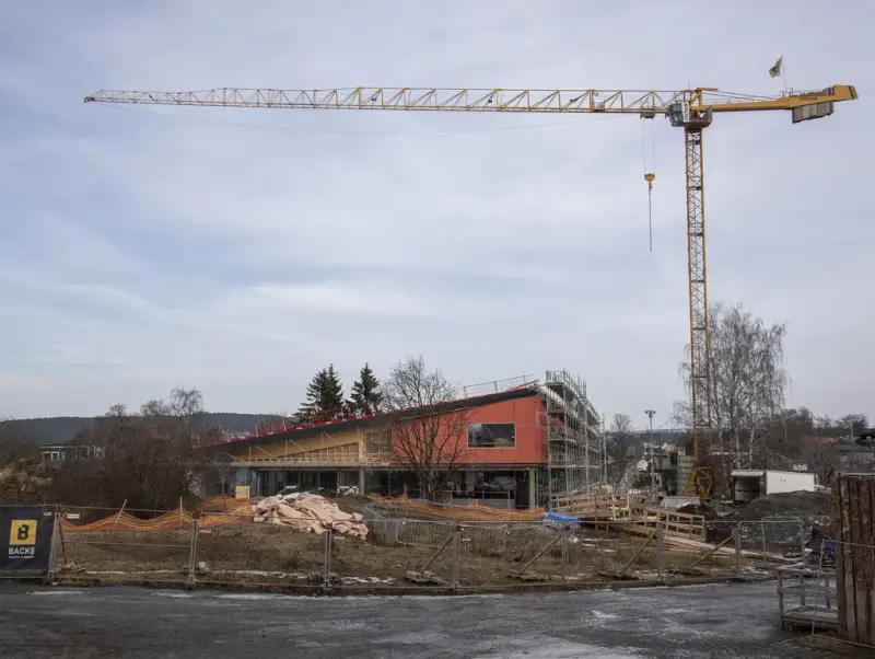 Heisekran over det tette nybygget på Domkirkeodden.