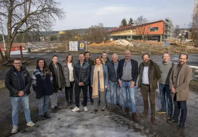 Gruppebilde av alle lederskikkelser som er involvert i byggeprosjektet med nytt regionalt historiesenter på Domkirkeodden. 