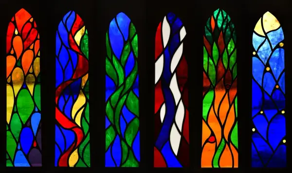 Detaljebilde av glassarbeidet på Olavslampa.