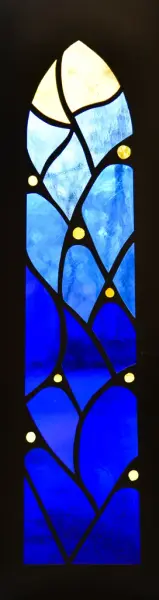 Detaljebilde av glassarbeidet på Olavslampa.