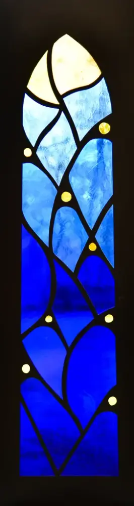 Detaljebilde av glassarbeidet på Olavslampa.