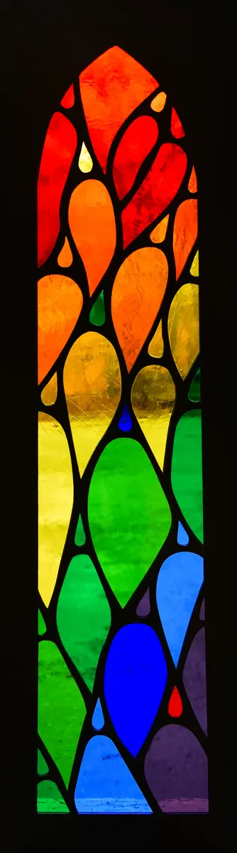 Detaljebilde av glassarbeidet på Olavslampa.