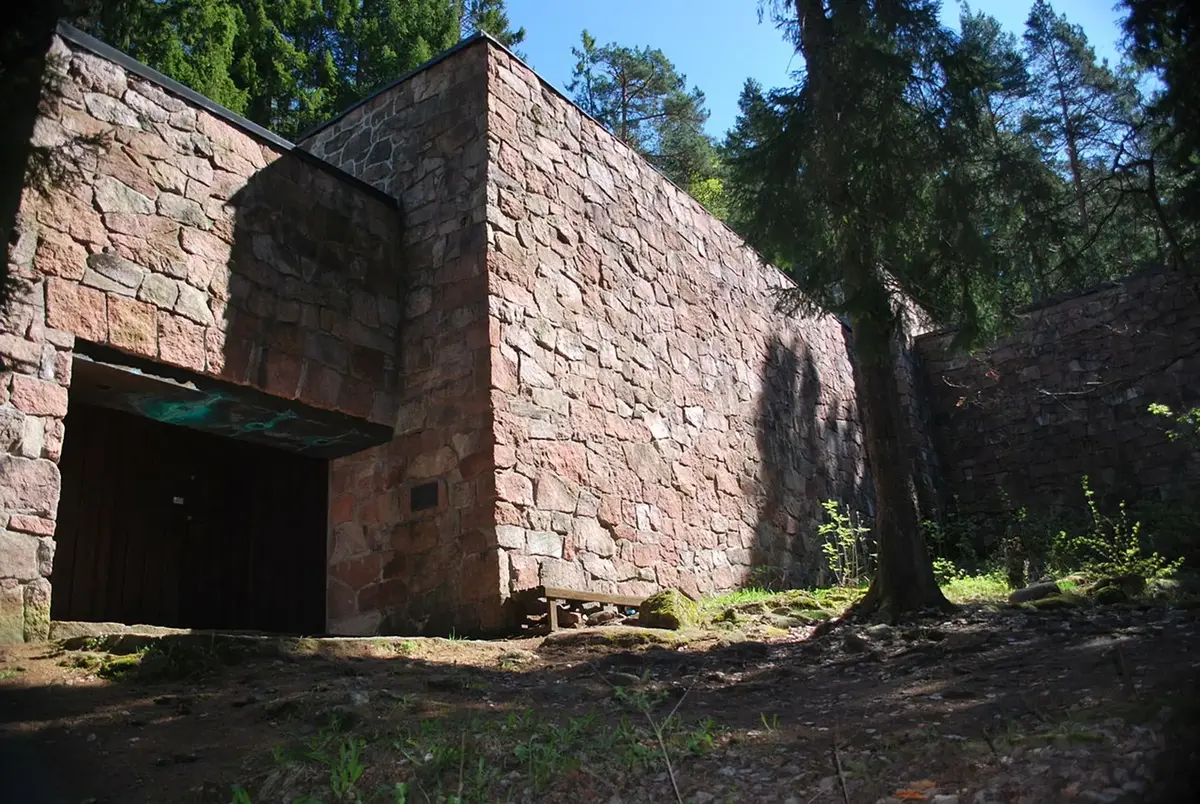 En bygning laget av store steiner, som ligger i skogen.