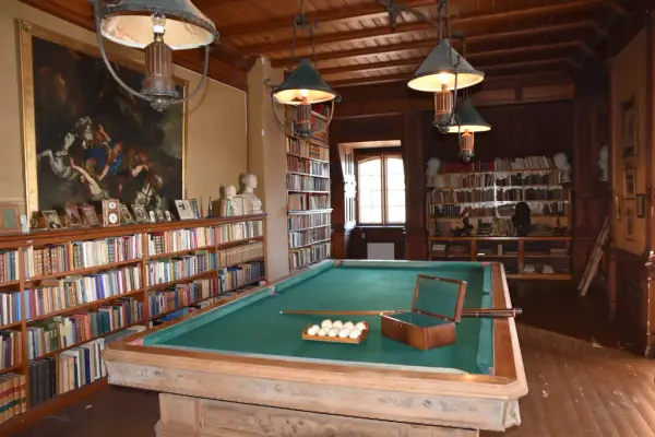 Biljardrommet på Bogstad Gård. Rommet er fylt med bøker og kunstverk. 