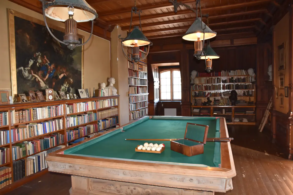 Biljardrommet på Bogstad Gård. Rommet er fylt med bøker og kunstverk. 