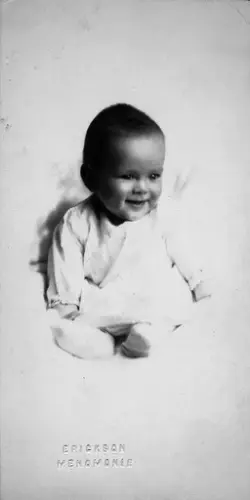 Sort-hvitt bilde av et lite barn