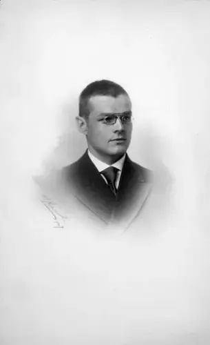 Portrett av en mann med briller.