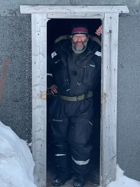 Eystein Markusson, direktør for Svalbard Museum, smilende i døråpningen.