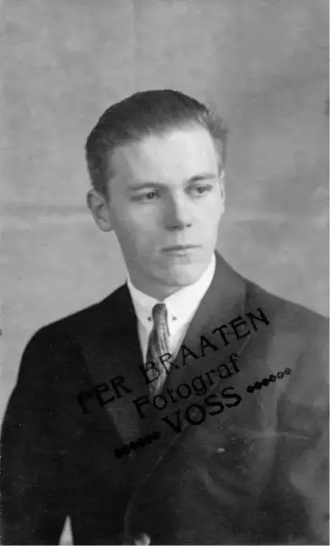 Portrettfoto av ein ung Olav H. Hauge