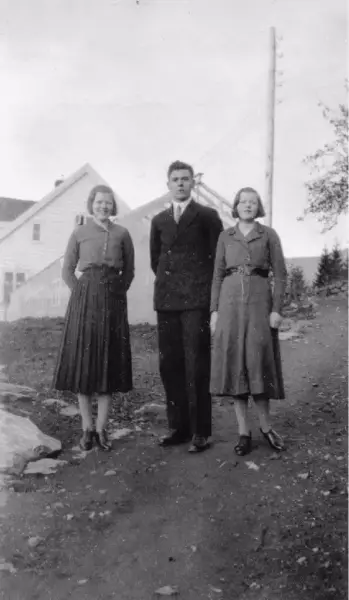 Olav H. Hauge og dei to tvillingdøtrene til forsøksleiar Per Stedje, Turid og Kjellaug Stedje