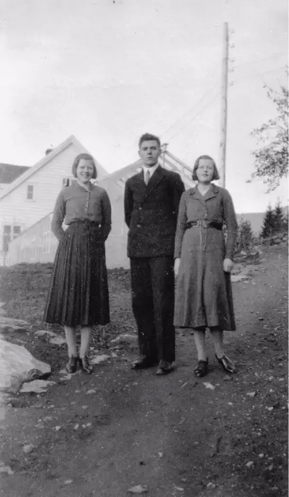 Olav H. Hauge og dei to tvillingdøtrene til forsøksleiar Per Stedje, Turid og Kjellaug Stedje