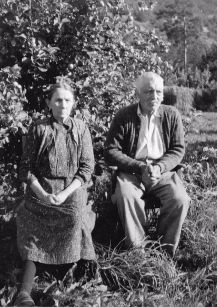 Håkon Hauge og Katrina Hakestad med eit epletre i bakgrunnen