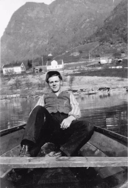 Olav H. Hauge ved Njøs forsøksgard i Sogn