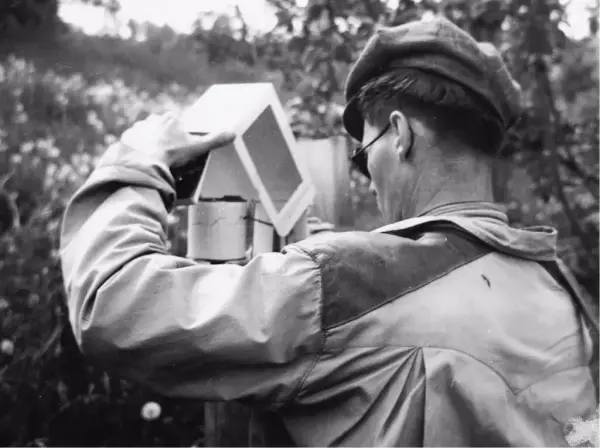 Olav H. Hauge les av målingane på ein vèrstasjon i Ulvik i 1949