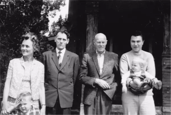 Haldis Moren Vesaas, Olav H. Hauge, Tarjei Vesaas, borneborna til Vesaas, Øystein og Hilde, og journalisten Erling Lægreid.