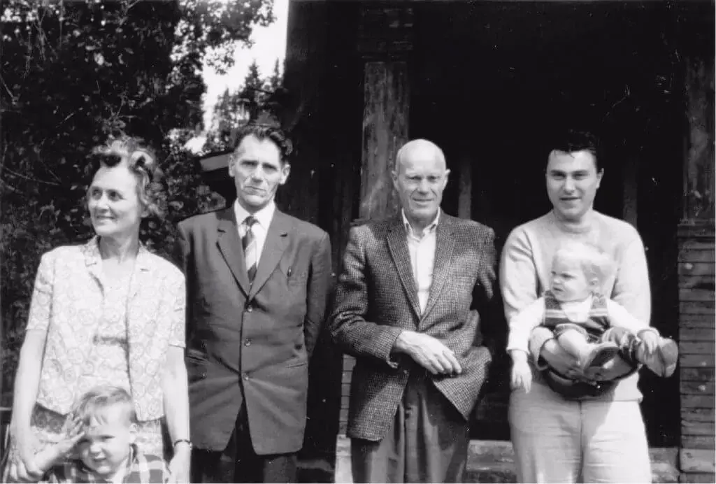 Haldis Moren Vesaas, Olav H. Hauge, Tarjei Vesaas, borneborna til Vesaas, Øystein og Hilde, og journalisten Erling Lægreid.