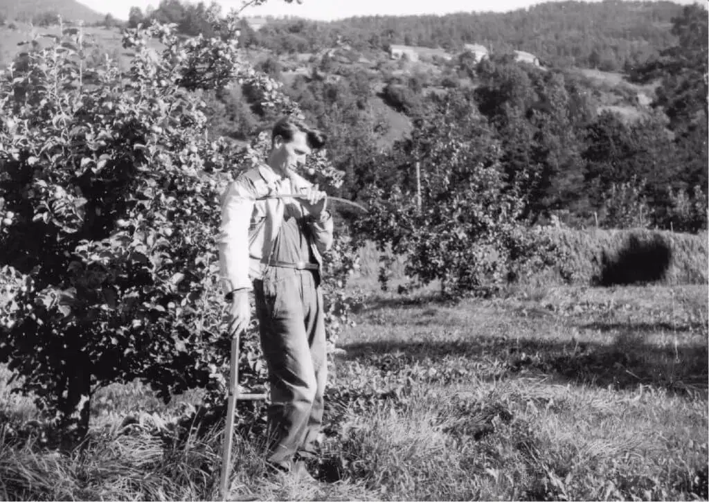 Olav H. Hauge med ljå